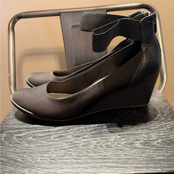 Anne Klein Black Wedge Shoes - Picture 4 of 8